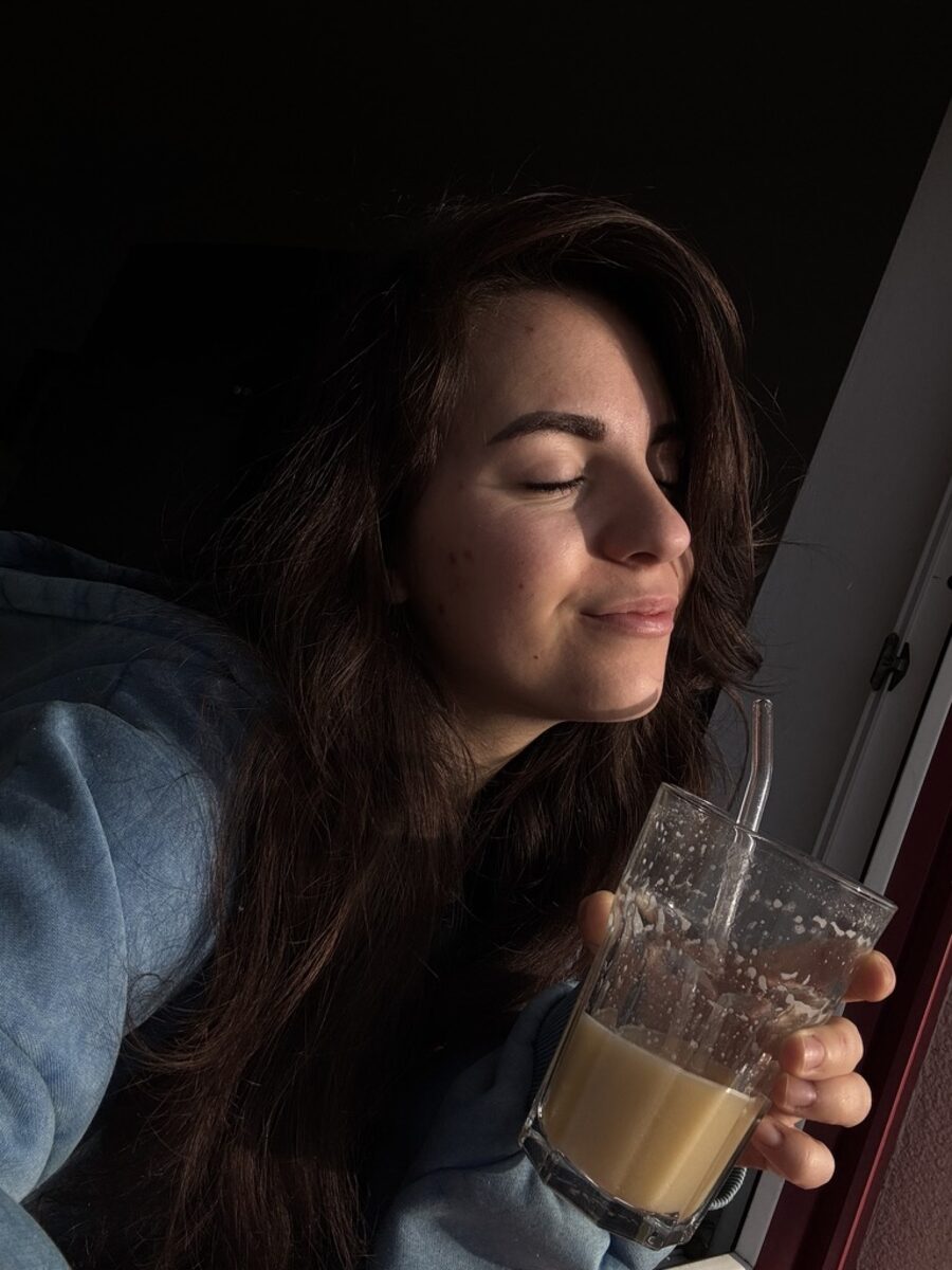Selly mit einem frischen Drink im Alltag